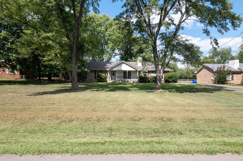 1061 Lakeland Dr, Gallatin, TN 37066