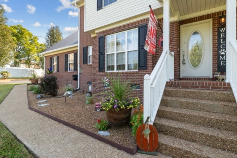 1109 Stonehenge Ct, Columbia, TN 38401