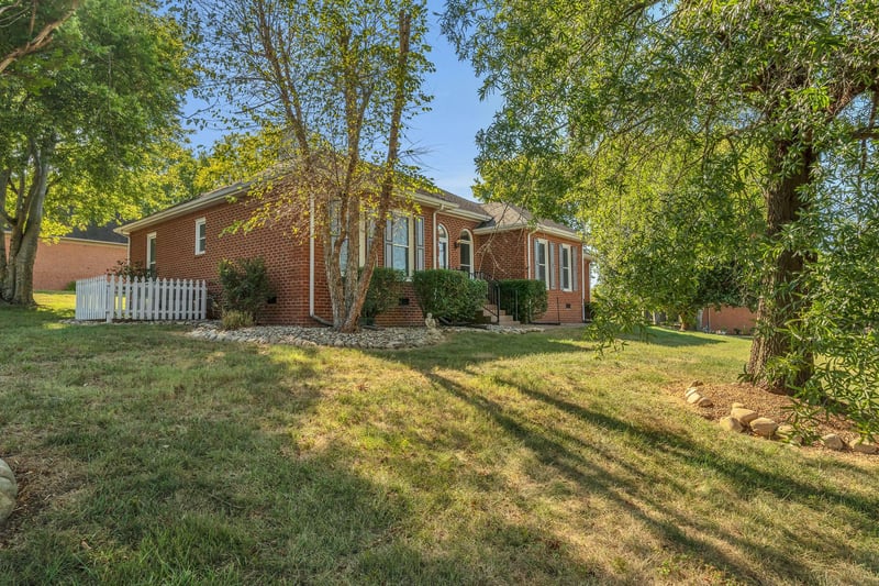 1004 Creekglen Ct, Hendersonville, TN 37075