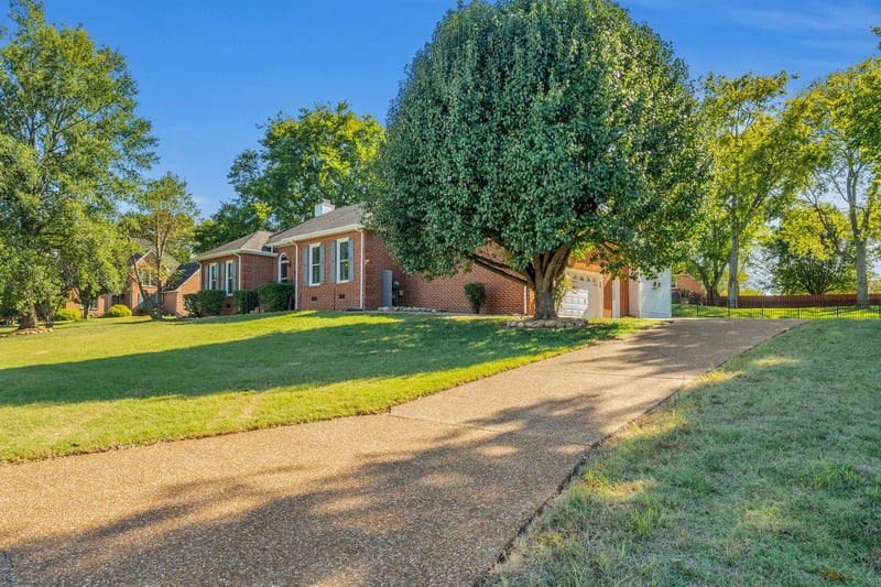 1004 Creekglen Ct, Hendersonville, TN 37075