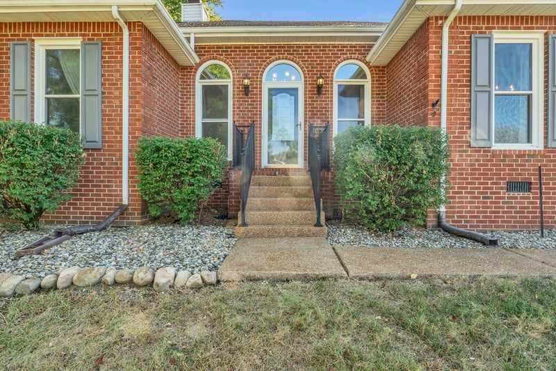 1004 Creekglen Ct, Hendersonville, TN 37075