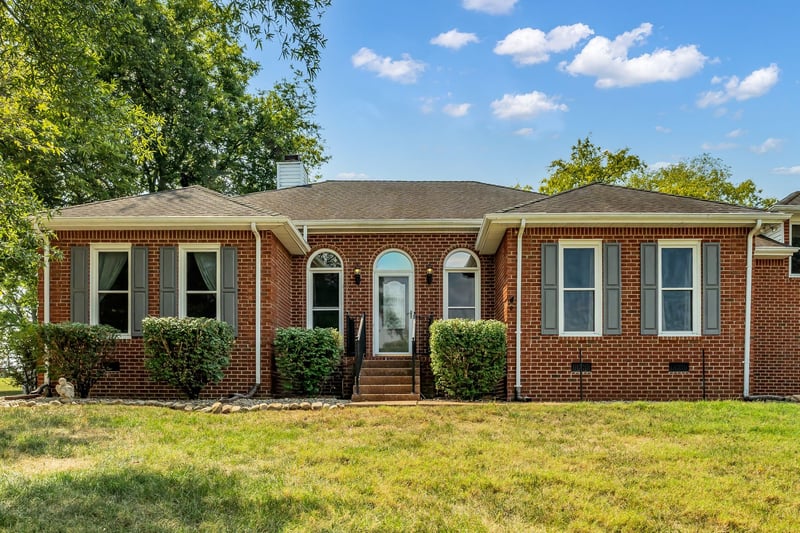 1004 Creekglen Ct, Hendersonville, TN 37075