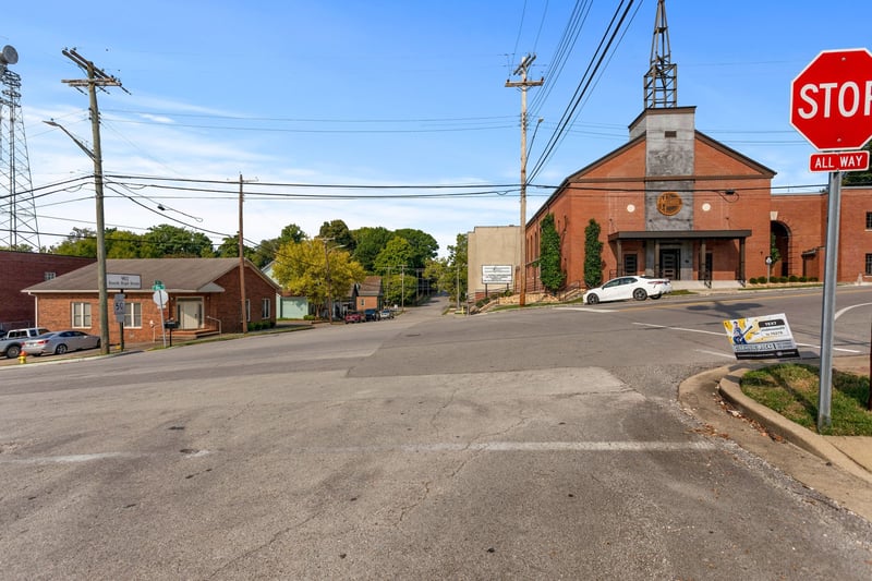 902 S High St, Columbia, TN 38401