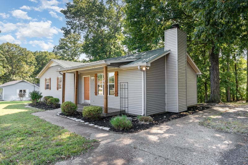 2104 Wolfe Rd, White Bluff, TN 37187