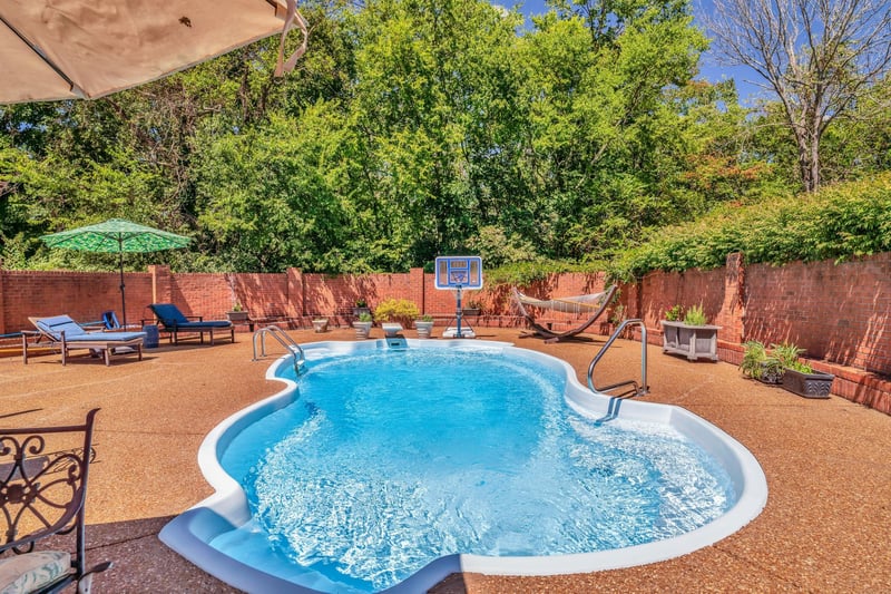 1002 W Stirling Ct, Hendersonville, TN 37075