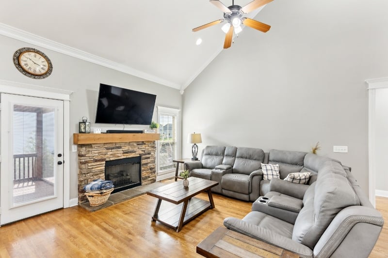 1384 Round Hill Ln, Spring Hill, TN 37174