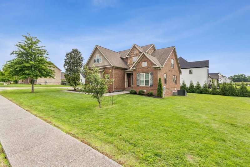 1384 Round Hill Ln, Spring Hill, TN 37174