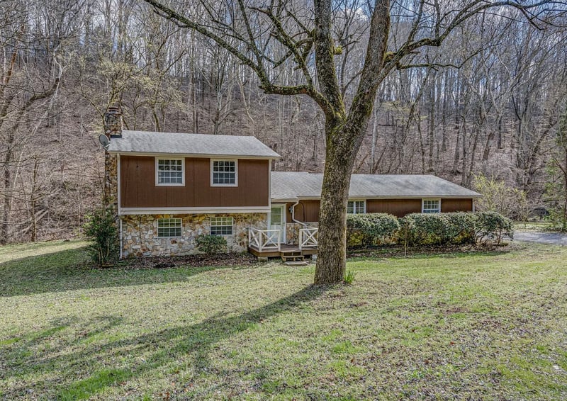 1037 Green Valley Dr, Ashland City, TN 37015
