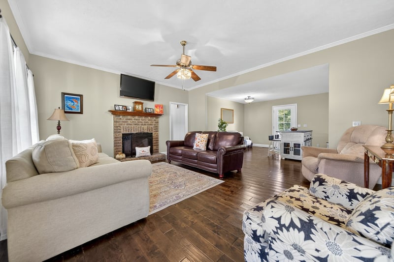 102 Arrowood Dr, Cottontown, TN 37048