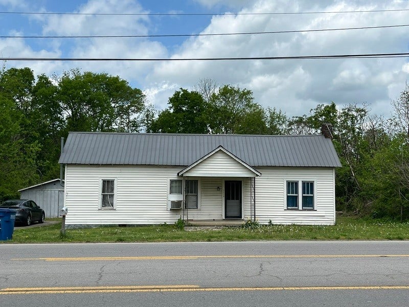 1119 N Main St, Mount Pleasant, TN 38474