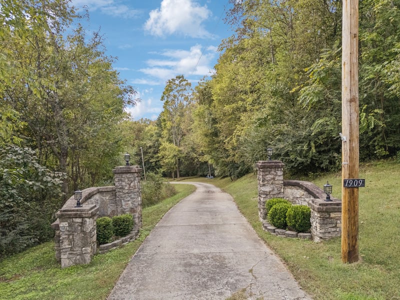 1909 Dr Robinson Rd, Spring Hill, TN 37174