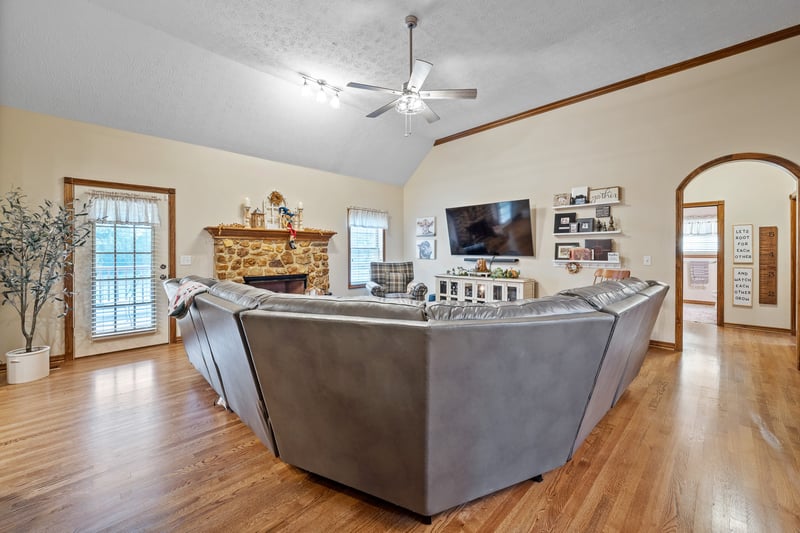 8283 Highway 52 , Orlinda, TN 37141