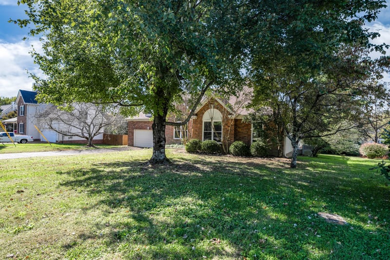 2946 Iroquois Dr, Thompsons Station, TN 37179