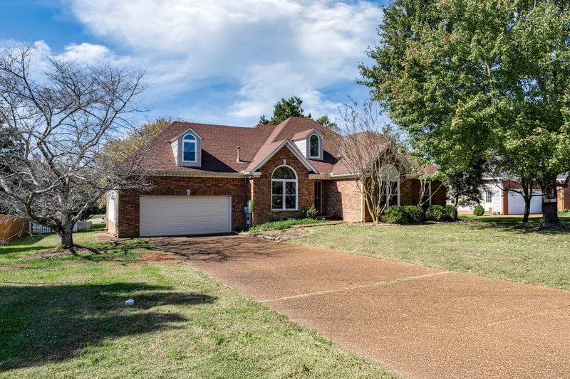 2946 Iroquois Dr, Thompsons Station, TN 37179