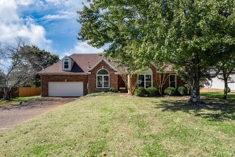 2946 Iroquois Dr, Thompsons Station, TN 37179