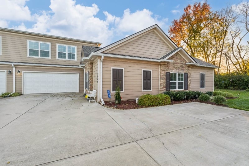 2542 Stonecenter Ln, Murfreesboro, TN 37128