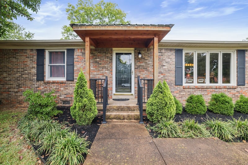 220 Hampton Rd, Columbia, TN 38401