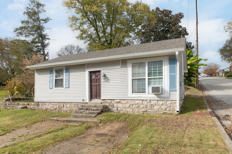 1013 Riverside Dr, Columbia, TN 38401