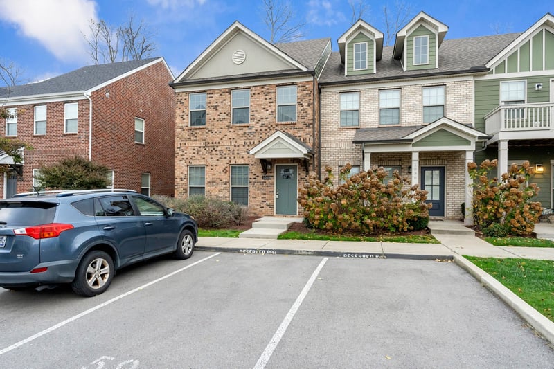 1038 Emery Bay Cir, Hendersonville, TN 37075