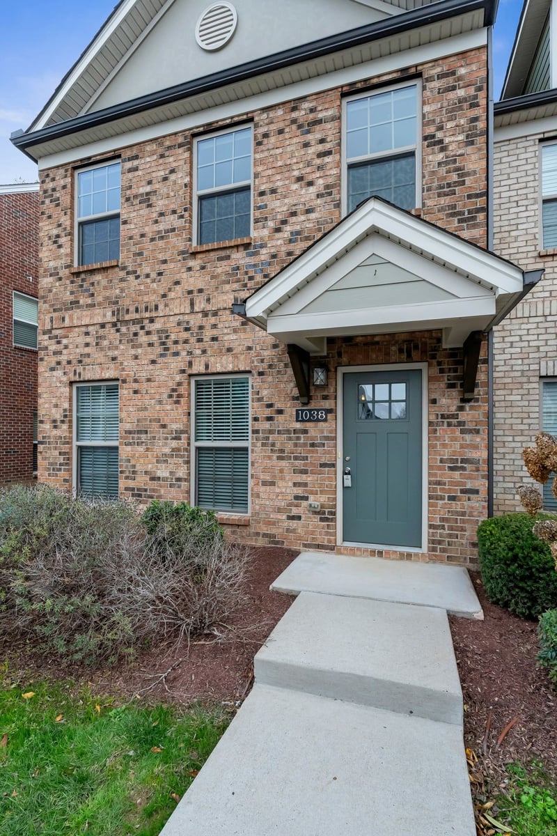 1038 Emery Bay Cir, Hendersonville, TN 37075