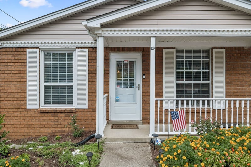 126 Five Oaks Dr, Nashville, TN 37217