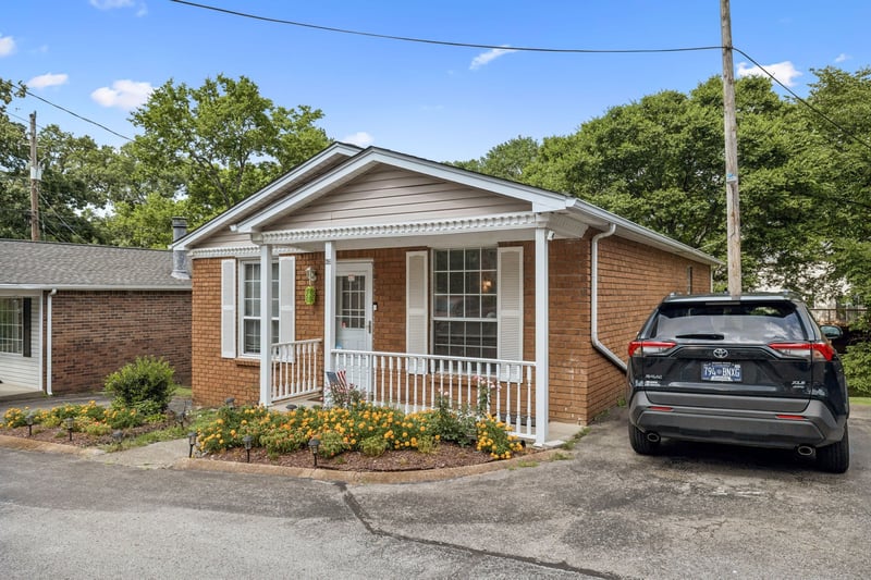 126 Five Oaks Dr, Nashville, TN 37217