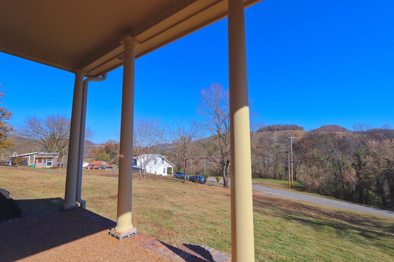 220 Peytons Creek Rd, Pleasant Shade, TN 37145