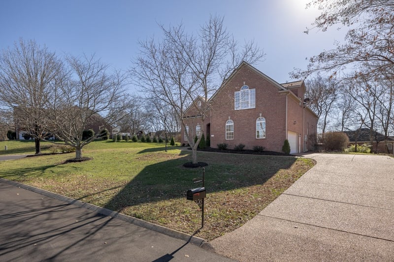 201 Woodcrest Ct, Franklin, TN 37067