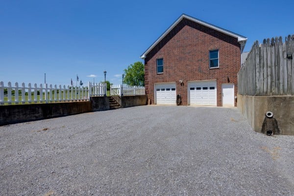 1224 Stop 30 Rd, Hendersonville, TN 37075