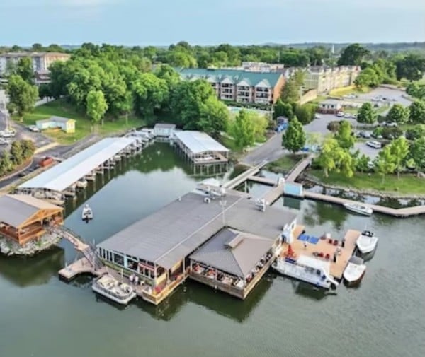 2133 Lakeshore Dr, Old Hickory, TN 37138