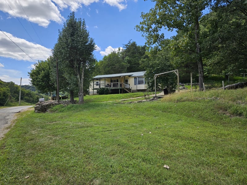 81 Carver Hollow Rd, Pleasant Shade, TN 37145