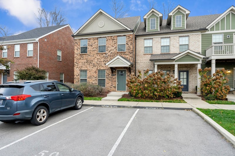 1038 Emery Bay Cir, Hendersonville, TN 37075