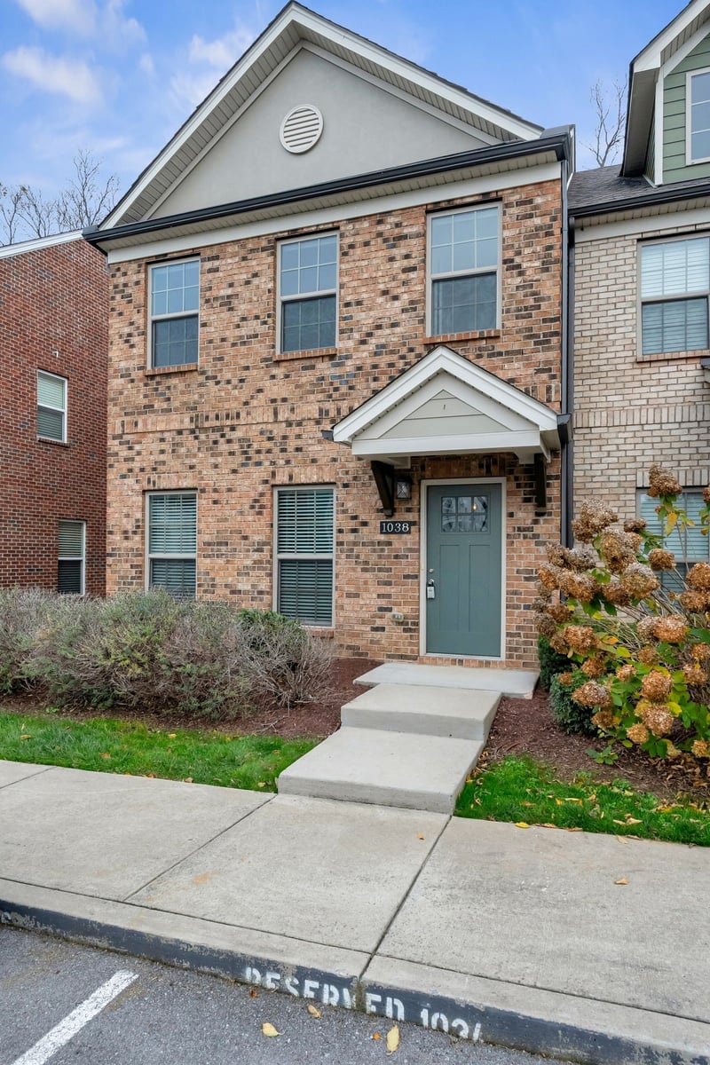 1038 Emery Bay Cir, Hendersonville, TN 37075