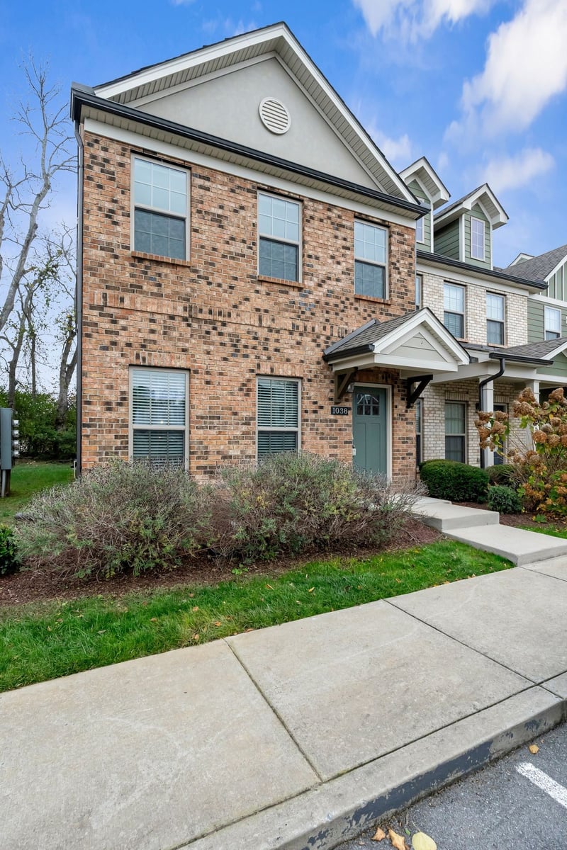 1038 Emery Bay Cir, Hendersonville, TN 37075