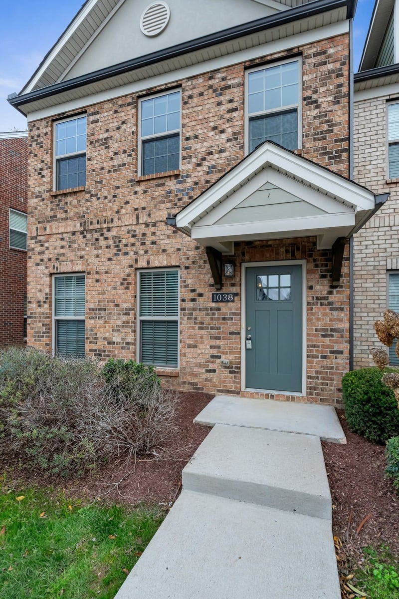 1038 Emery Bay Cir, Hendersonville, TN 37075