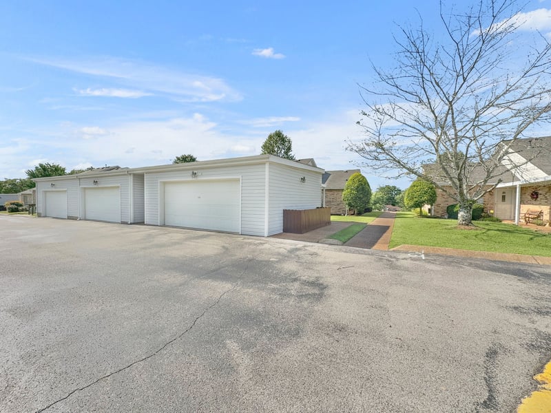 314 Lake Chateau Dr, Hermitage, TN 37076