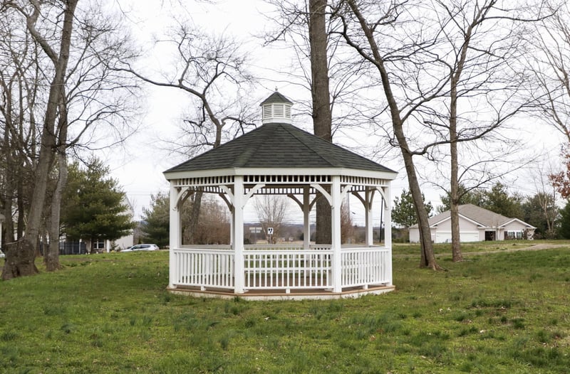 Oxford Village Cv, Columbia, TN 38401