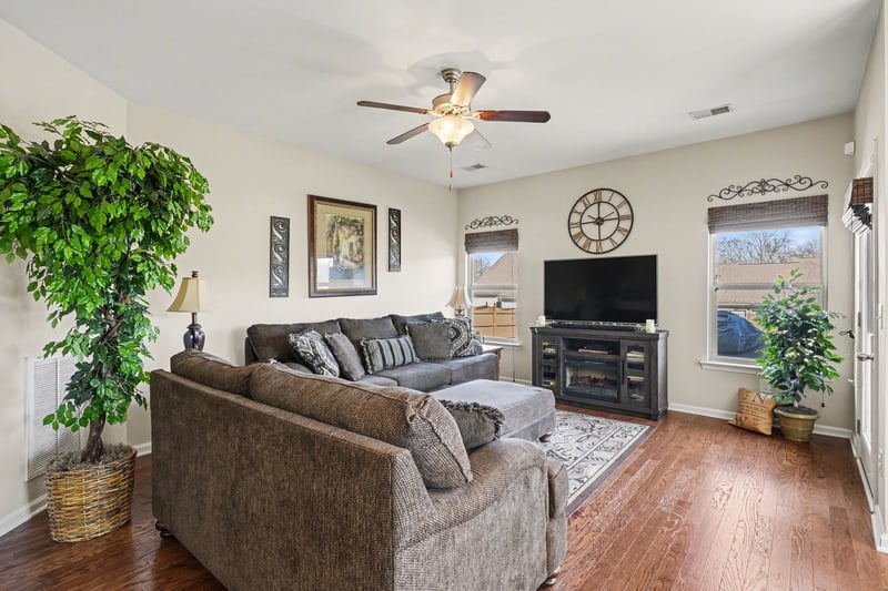 334 Lola Ln, Cottontown, TN 37048