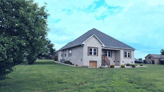 2114 London Ln, Greenbrier, TN 37073