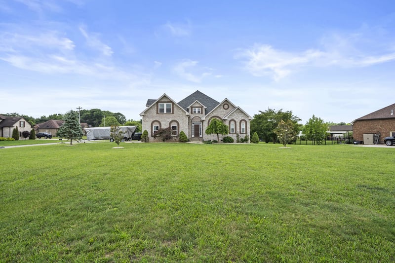 2114 London Ln, Greenbrier, TN 37073