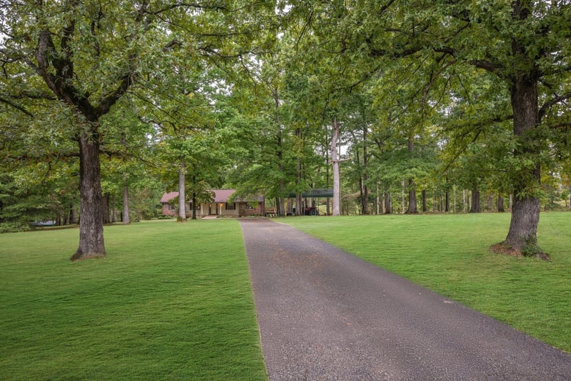 1085 Claylick Rd, White Bluff, TN 37187