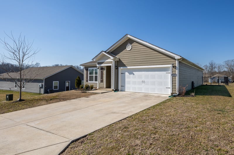 2820 Buzz St, Columbia, TN 38401