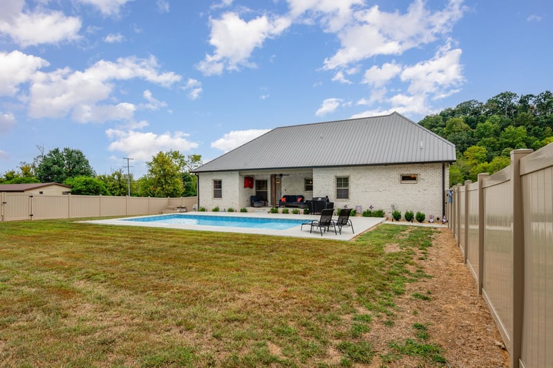 2562 Highway 25 , Cottontown, TN 37048