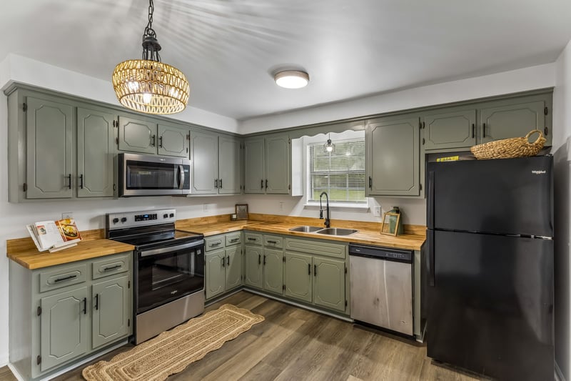 1017 Preston Dr, Burns, TN 37029