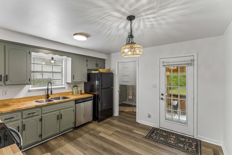 1017 Preston Dr, Burns, TN 37029