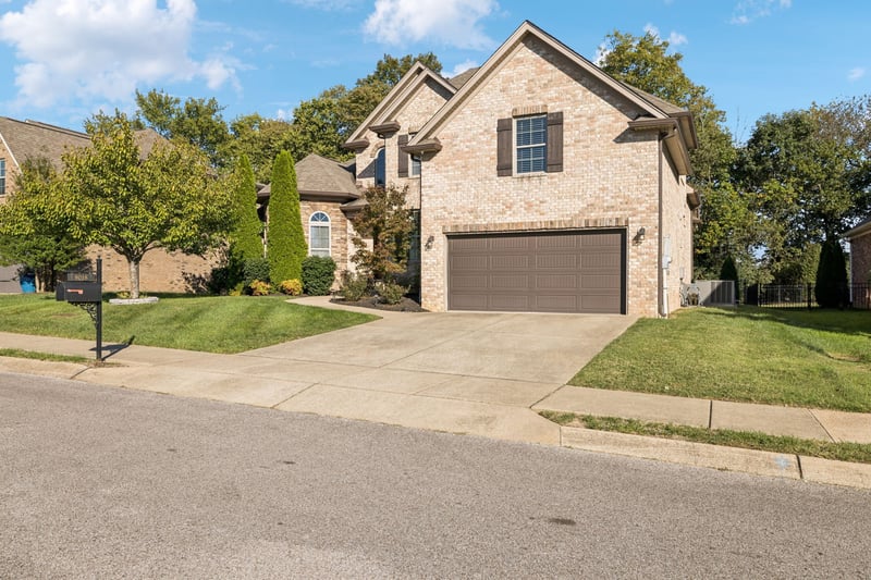 8018 Fenwick Ln, Spring Hill, TN 37174
