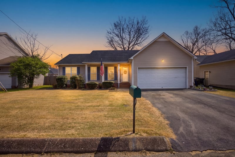 1753 University Dr, Columbia, TN 38401