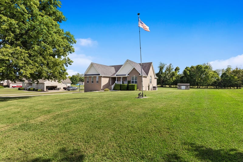 1014 Somerville Dr, Cottontown, TN 37048