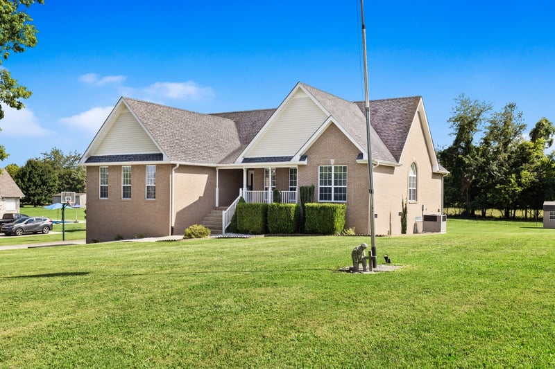 1014 Somerville Dr, Cottontown, TN 37048