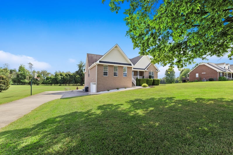 1014 Somerville Dr, Cottontown, TN 37048